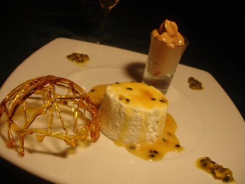 Mousse de fromage blanc, caramel aux fruits de la passion et espuma de carambars pour Chantal