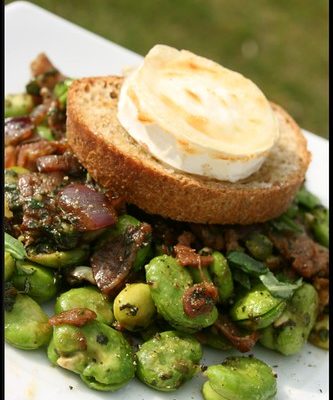Salade de fèves à la menthe et pancetta – Filet mignon de porc, sauce toffee aux carottes