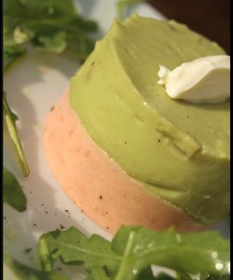 Mousse d’avocat et saumon fumé, Côte de veau au beurre d’herbes, Soupe de Champagne