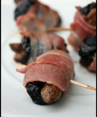 Devils on Horseback (pruneaux farcis aux foies de volailles et lard)