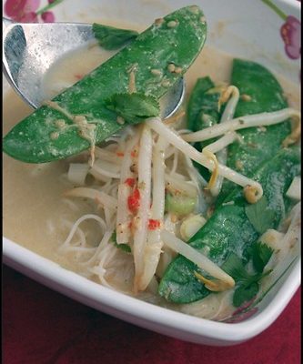 Pilons de poulet Thai – Laksa aux pois mange-tout et germes de soja