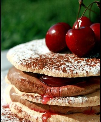 Dacquoise, crème chocolat et cerises au sirop