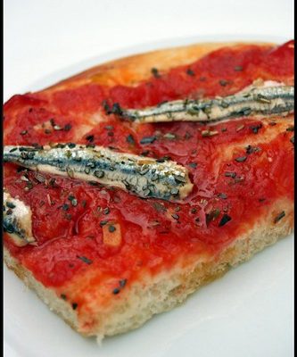 Pizza sauce tomate pimentée aux anchois – Gambas Gremolata