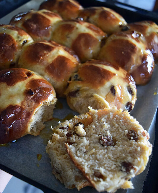 Hot cross buns (petites brioches anglaises de Pâques)
