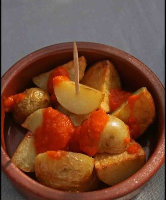 Patatas bravas, chorizo au vin rouge Tapas