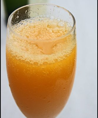 Apéritif Bellini cocktail (prosecco et nectar de pêches)