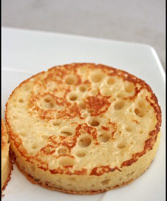 Crumpets (pancakes anglais servis au petit-déjeuner)