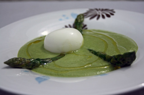 Velouté d’asperges, petits pois et œufs mollets