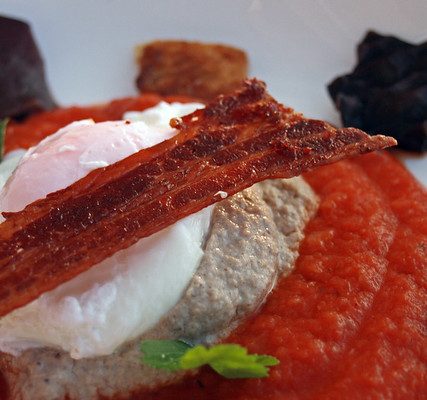Bacon, œuf poché, fondue de tomates et velouté de champignons de Paris de Jason Atherton