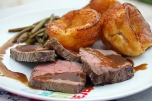 Le Sunday roast (Yorkshire pudding, Gravy, roast potatoes, beef)