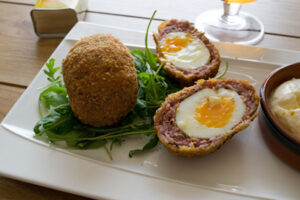 Scotch eggs et salad cream au curry