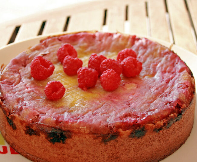 Gâteau moelleux anglais renversé aux framboises