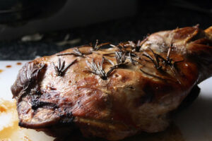 Gigot d’agneau au romarin, miel et cidre (recette galloise)