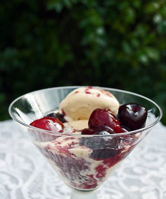 Cherries Jubilee (coupe de cerises chaudes et glace vanille)