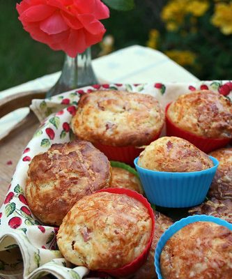 Muffins au Cheddar et oignons de printemps