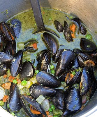 Soupe aux moules à la salsa verde