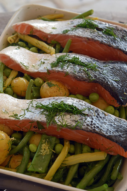 Pavés de saumon sur un lit de légumes d’été (Salmon Traybake)