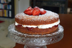 Victoria sandwich cake (victoria sponge cake)