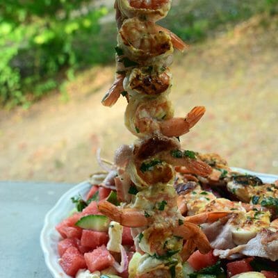 Salade de pastèque, féta – Brochettes de crevettes au bacon