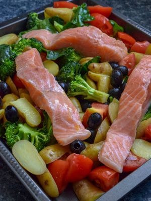 Traybake de Saumon et légumes de saison (Cuisson pratique tout-en-un)