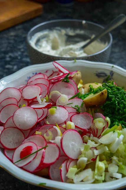 Salade de pommes de terre nouvelles et radis, sauce au raifort