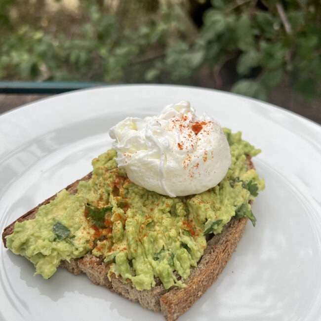 Œuf poché sur toast à l’avocat