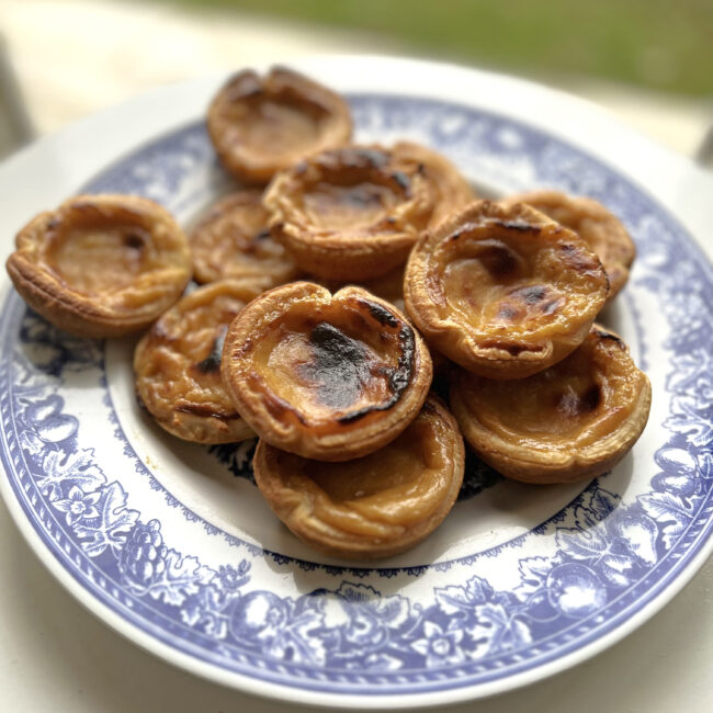 Tartelettes à la crème anglaise à la rhubarbe forcée