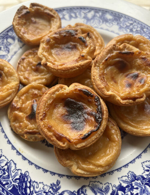 Tartelettes à la crème anglaise et rhubarbe forcée