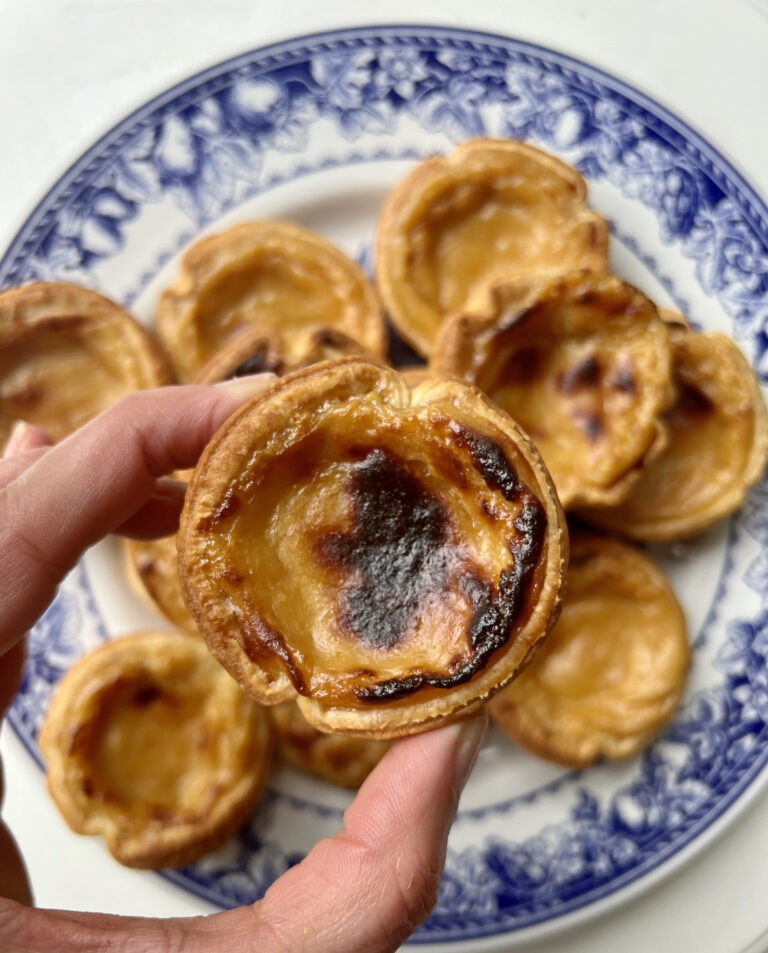 Tartelettes à la crème anglaise à la rhubarbe forcée