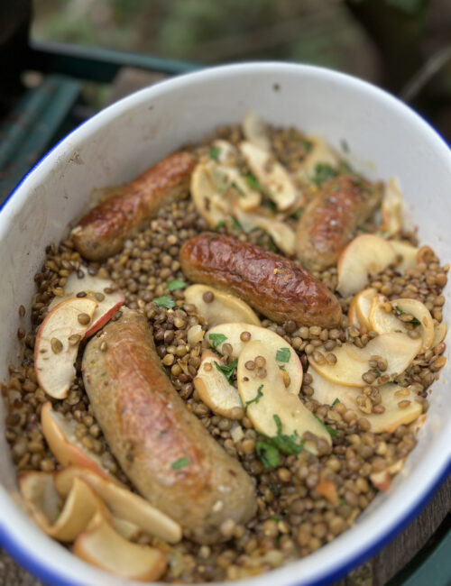 Saucisses anglaises rôties, lentilles et pommes