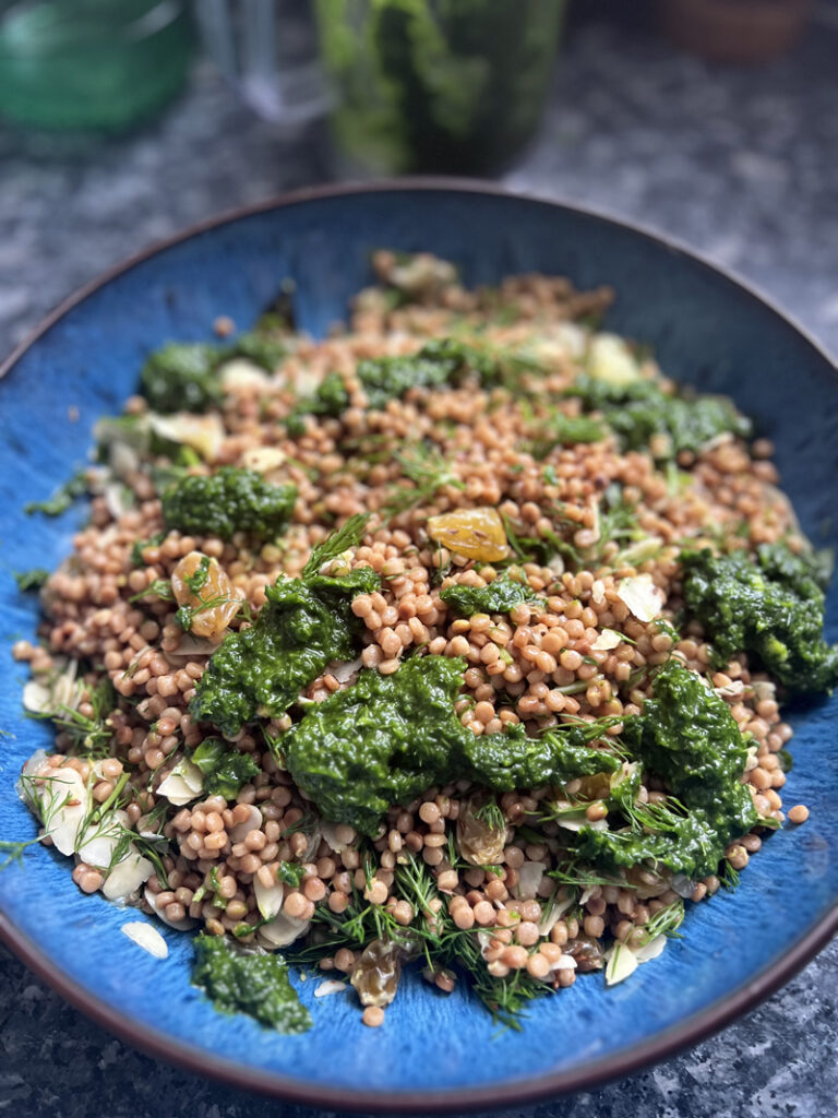 Couscous israélien aux raisins secs, citron, amandes effilées et huile de persil