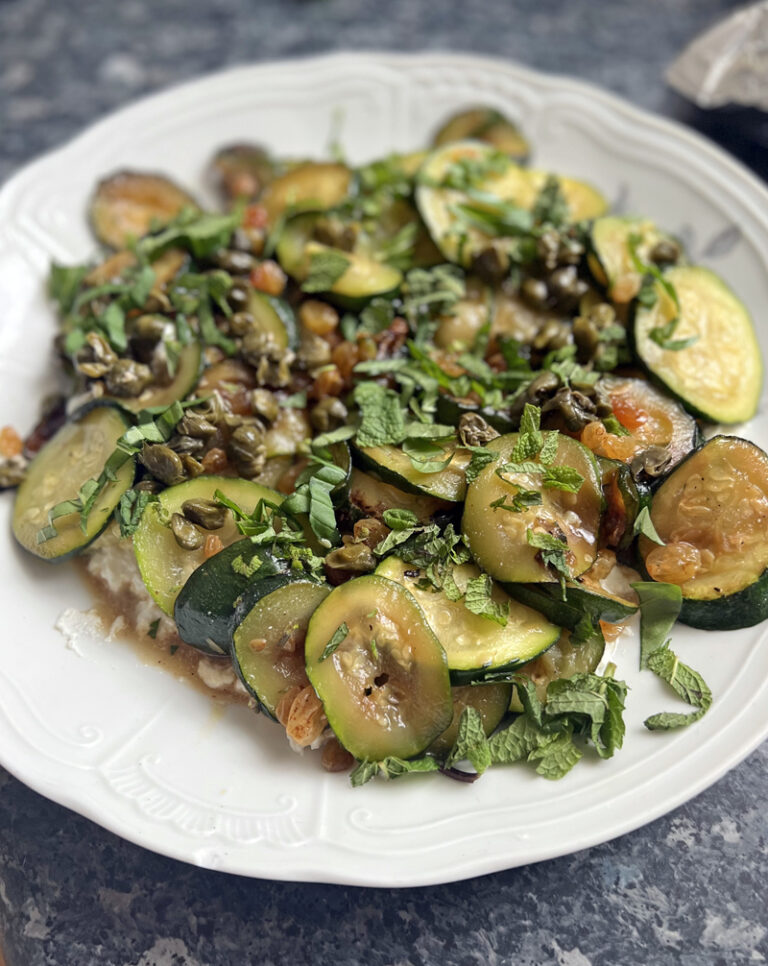 Courgettes grillées à la ricotta, agrodolce aux raisins secs et câpres d’Ottolenghi