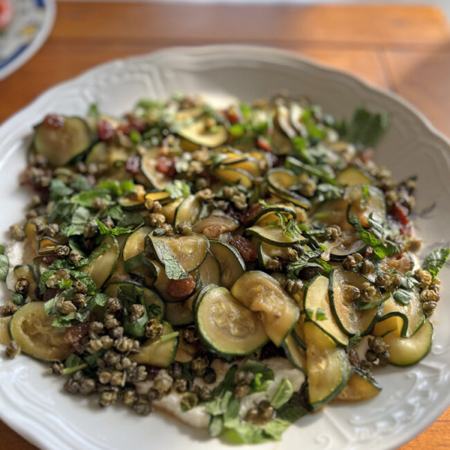 Courgettes grillées à la ricotta, agrodolce aux raisins secs et câpres d’Ottolenghi