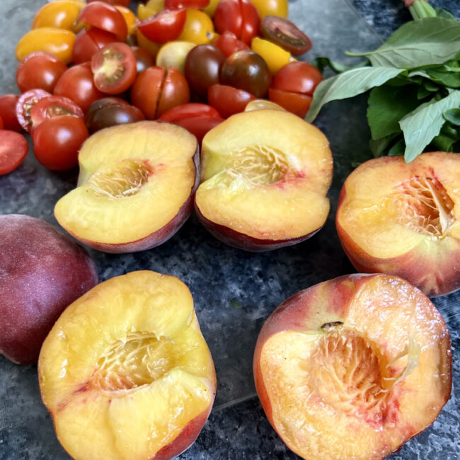 Salade de pêches grillées, tomates cerise et féta