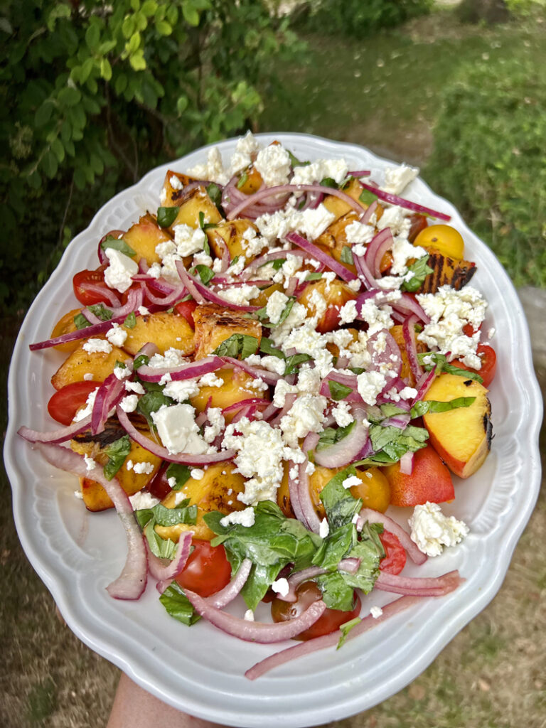 Salade de pêches grillées, tomates cerise et féta