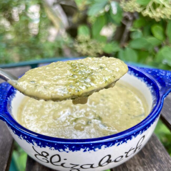 Soupe de courgette, garden peas, haricots blancs et pesto