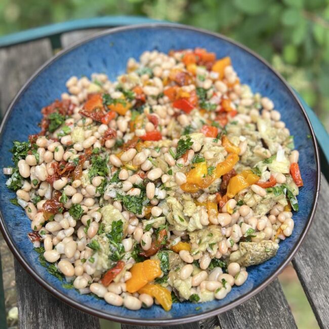 Salade de haricots blancs, poivrons et aubergines rôties