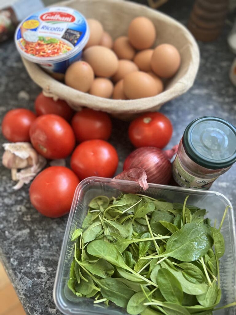 Œufs pochés, sauce tomate, épinards et ricotta