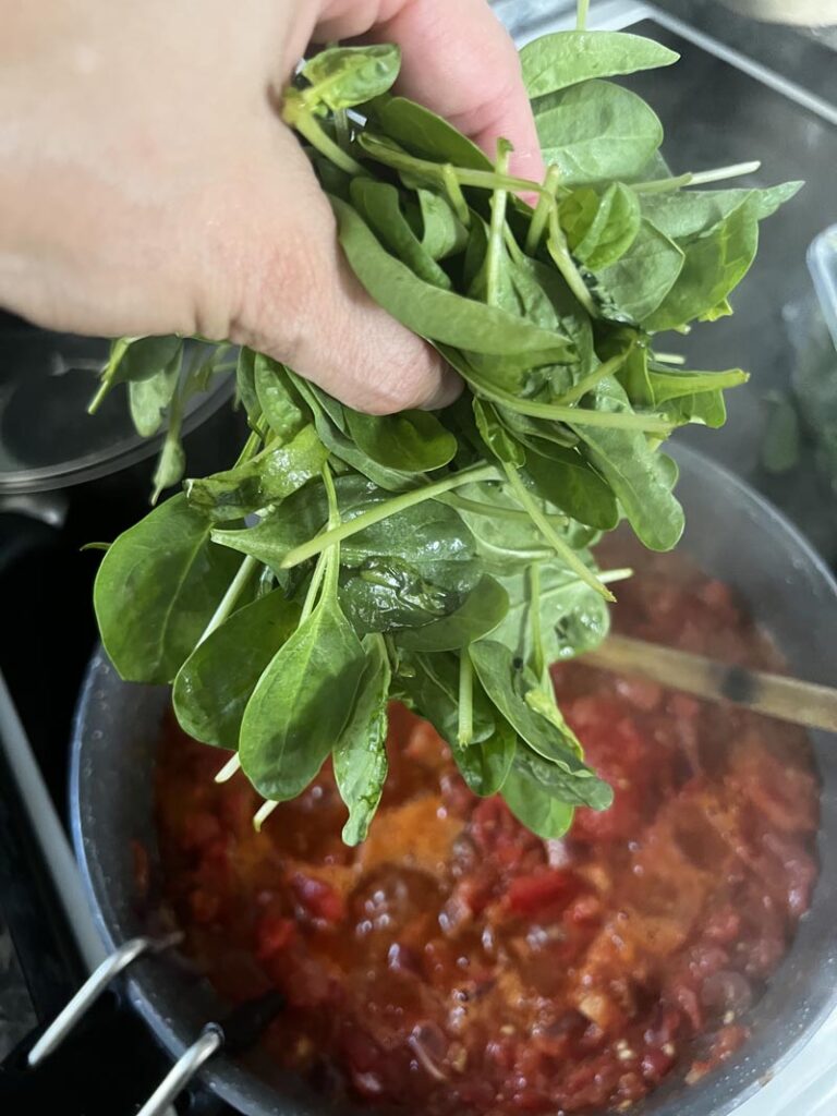 Œufs pochés, sauce tomate, épinards et ricotta