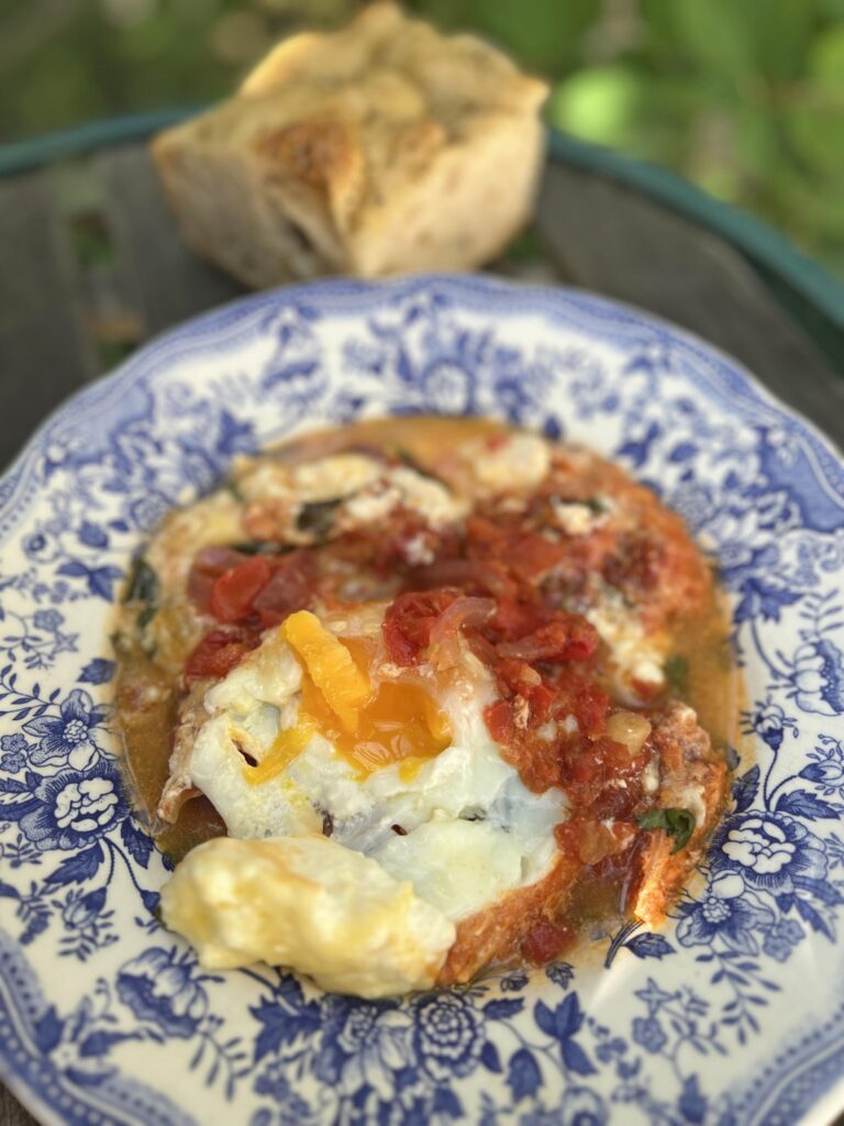 Œufs pochés, sauce tomates, épinards et ricotta