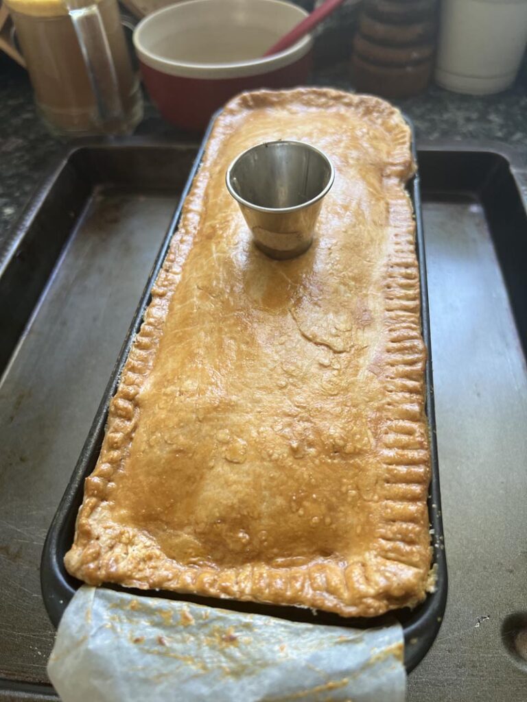 Picnic pork pie (pâté en croûte au porc, poulet et abricots)