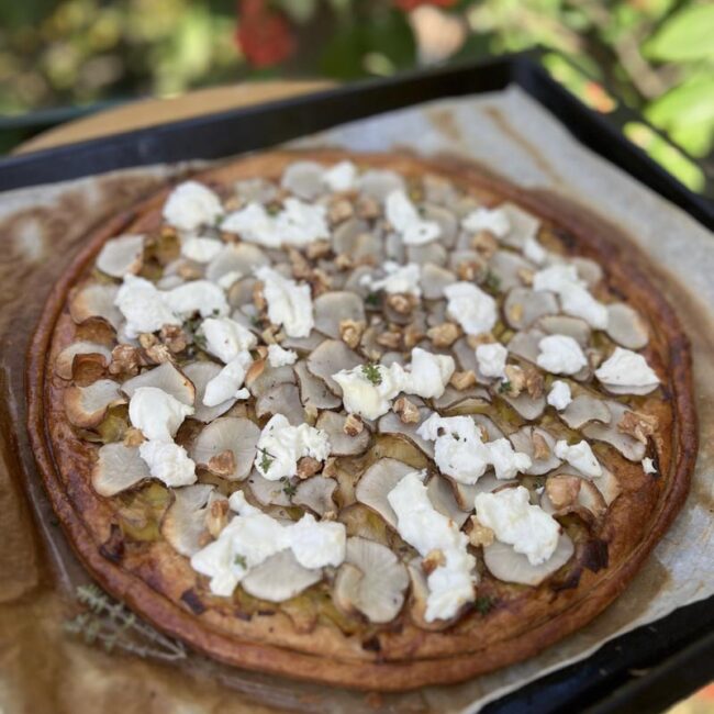 Tarte aux topinambours, poireaux et chèvre frais