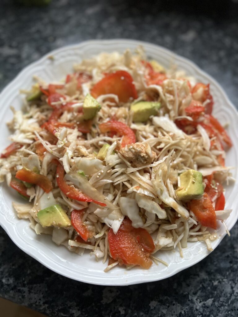 Salade de chou blanc, avocat, saumon et gingembre