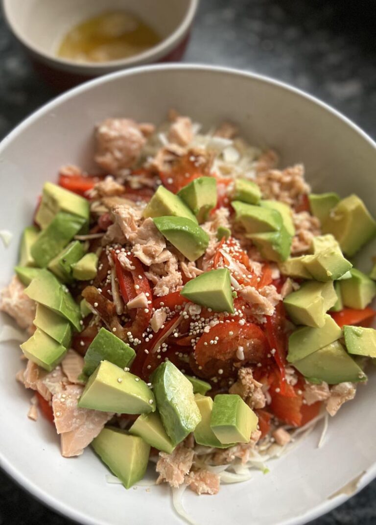 Salade de chou blanc, avocat, saumon et gingembre