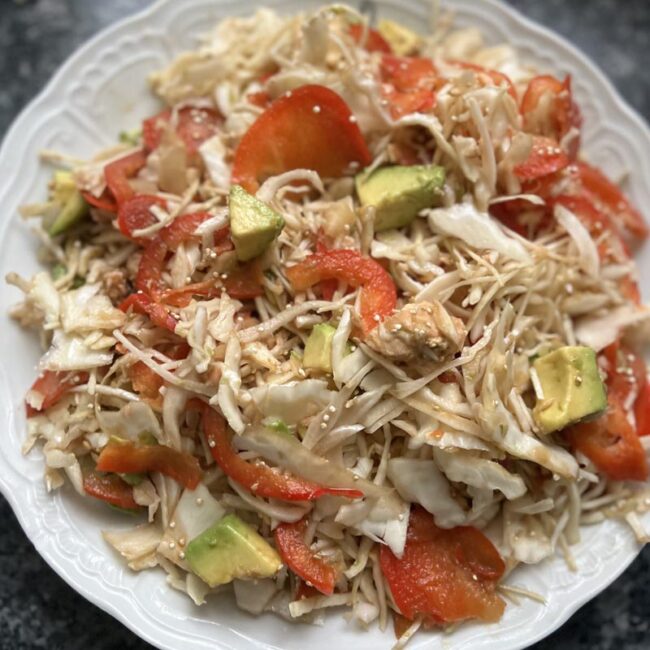 Salade de chou blanc, avocat, saumon et gingembre