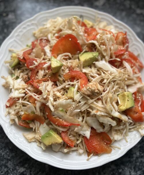 Salade de chou blanc, avocat, saumon et gingembre