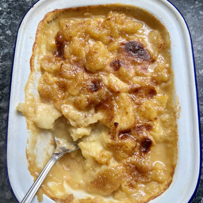 Malvern pudding (pommes et crème anglaise)