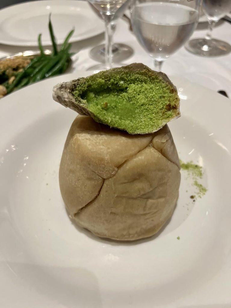 Steak & Kidney Pudding aux huîtres : Le pudding cuit vapeur au bœuf et rognons avec une belle huître sur le dessus