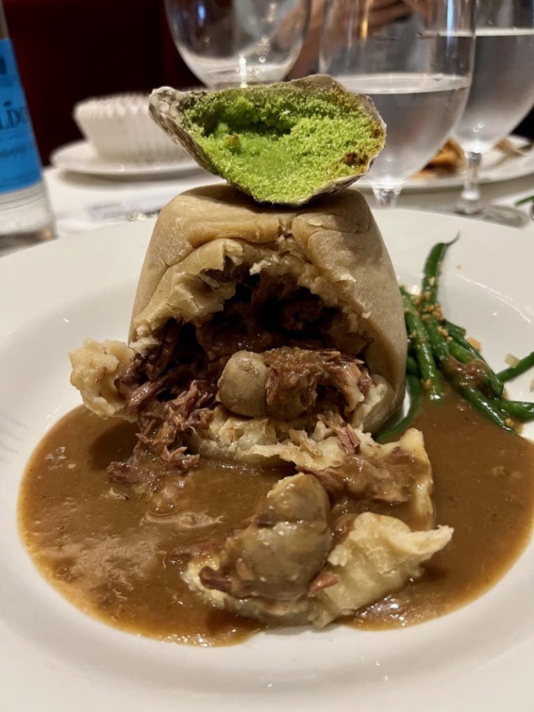 Steak & Kidney Pudding aux huîtres : Le pudding cuit vapeur au bœuf et rognons avec une belle huître sur le dessus