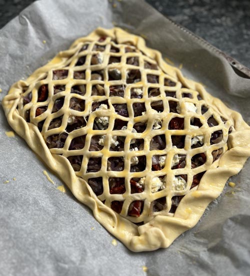 Tarte grillagée aux tomates séchées et fromage de chèvre du chef Calum Franklin